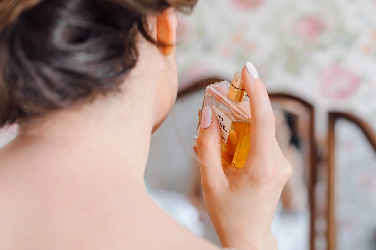 ¿Cómo cambiar de perfumes según la temporada sin gastar de más?