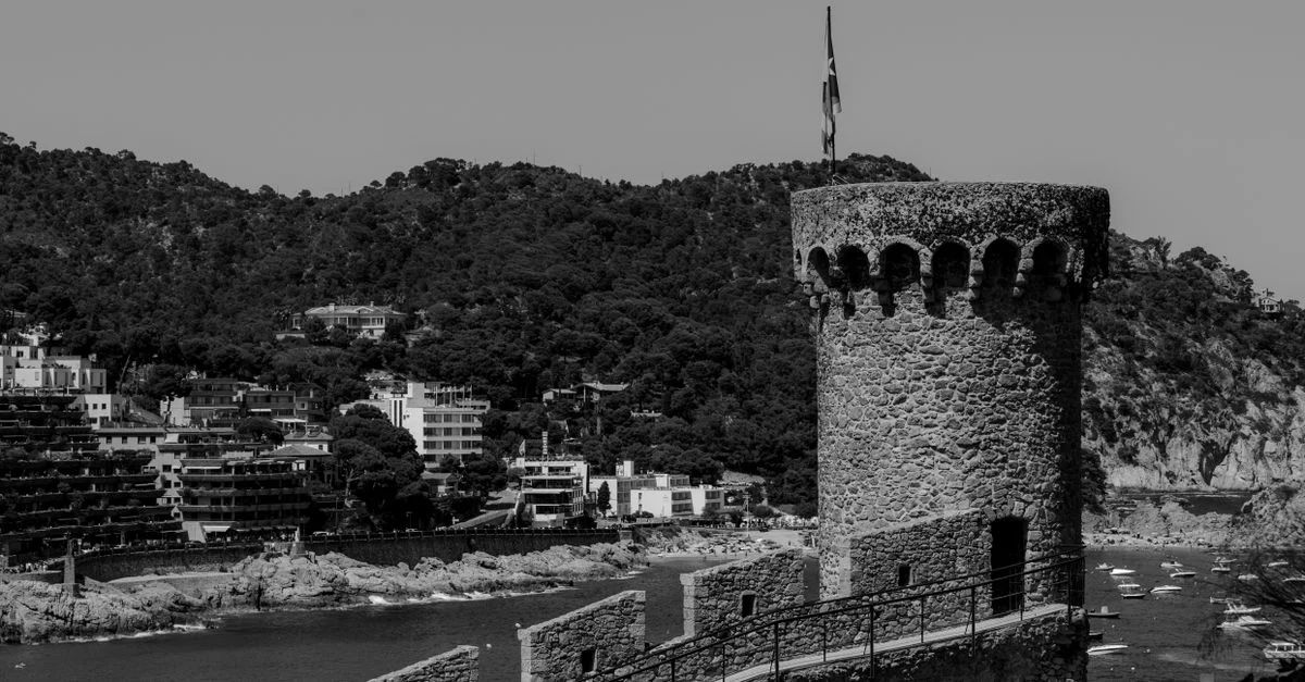 Explora la histórica torre de Tossa de Mar con vistas costeras de Cataluña, España.