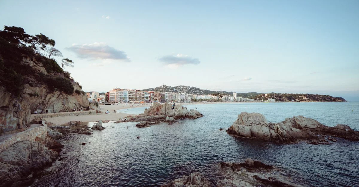 Hermoso paisaje costero de Lloret de Mar, España, con sus costas rocosas y el mar Mediterráneo.