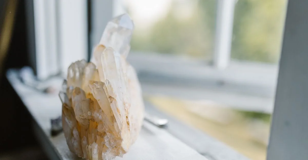 Primer plano de un grupo de cristales de cuarzo natural en un alféizar soleado, evocando tranquilidad.