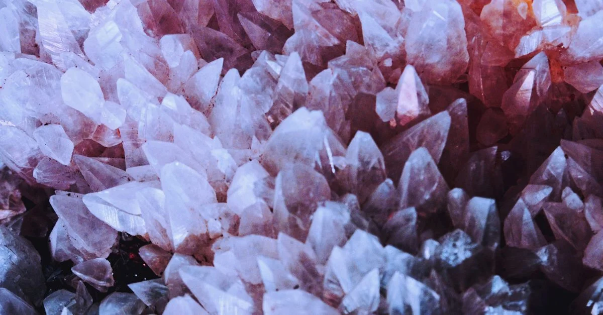 Un impresionante primer plano de cristales de cuarzo rosa de origen natural con detalles nítidos.